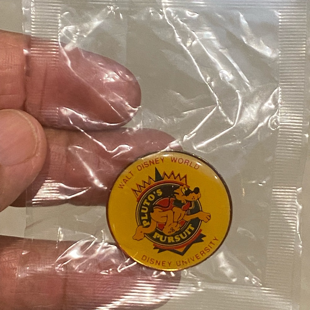 Vintage Disney Pluto’s Pursuit University Pin - Picture 4 of 4